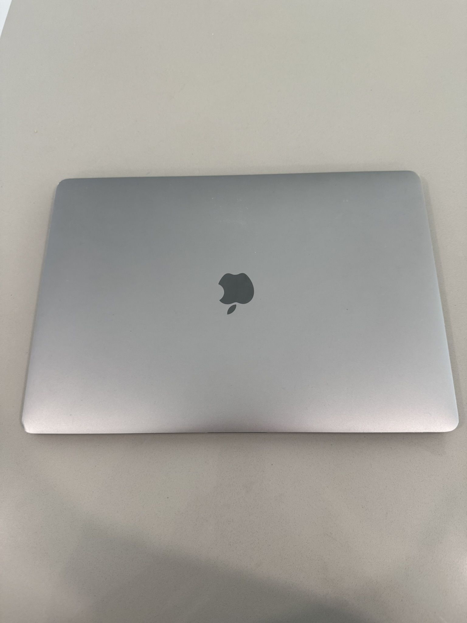 Apple Macbook Pro 15 in 2018 - 16 GB - Space Gray - Intel Core i7
