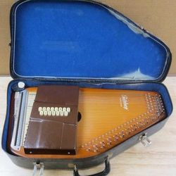 Beautiful Oscar Schmidt Autoharp with case