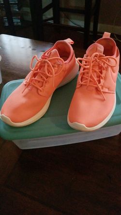 Woman's Nikes size 7