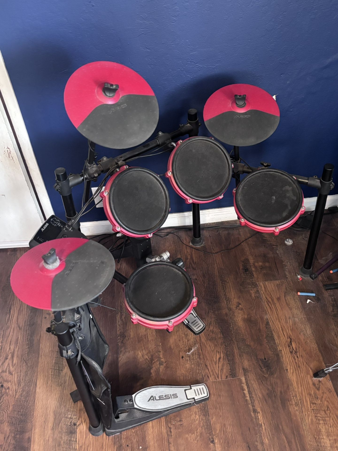 ALESIS Nitro Mesh Drum Kit - 7 Piece red