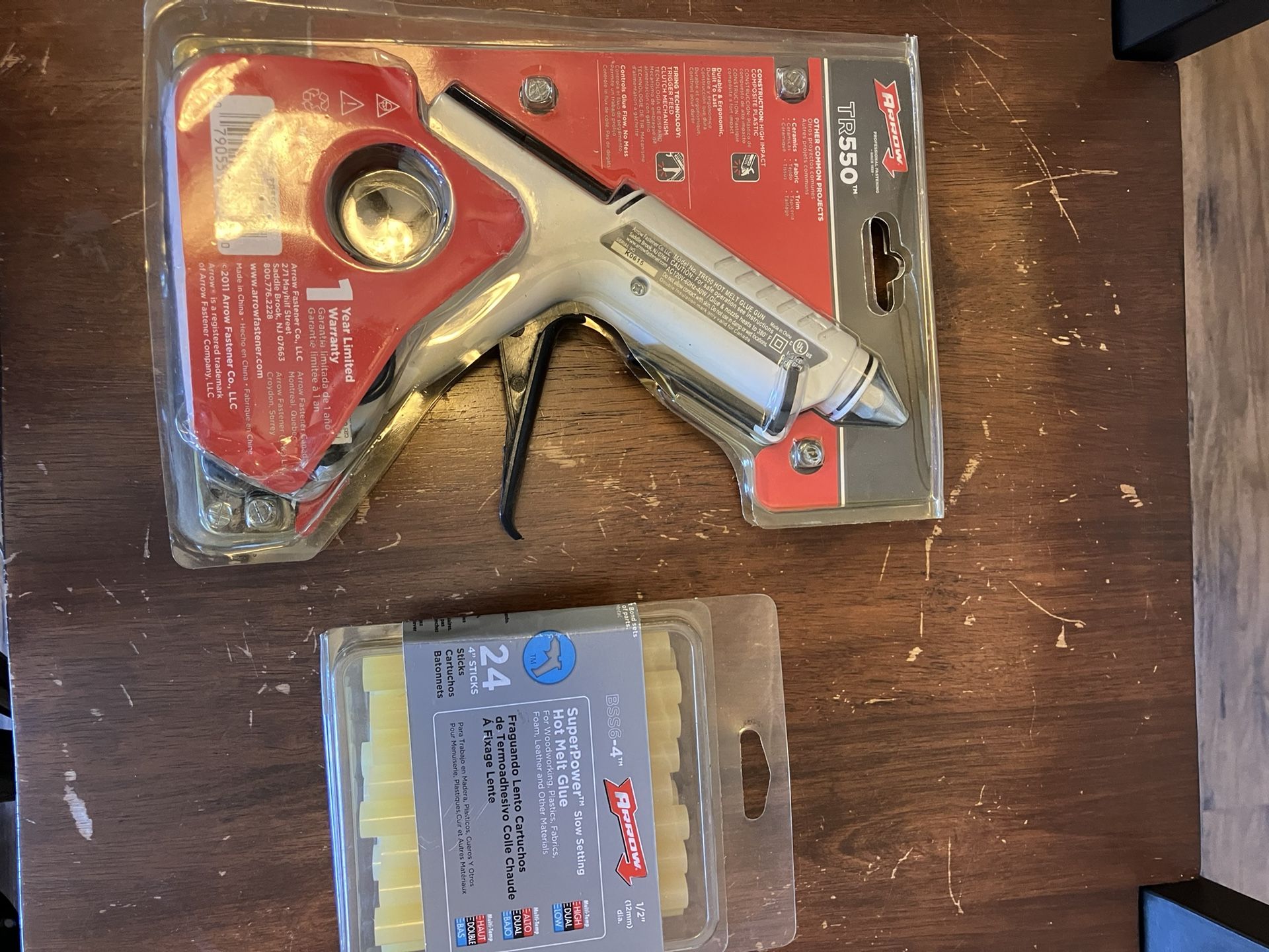 Arrow TR550 Hot Glue Gun w/ Glue Sticks (new)