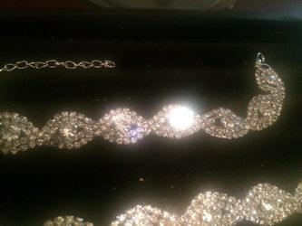 ELEGANT DELUX AUSTRALIAN CRYSTAL BRACELET WITH INFINITY RHINESTONES.