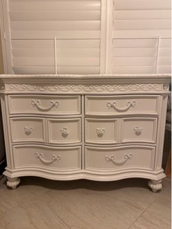 Selling my daughter's  furniture