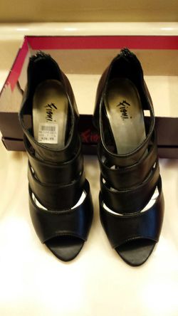 New Black shoes (Size: 7M)