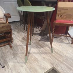 Vintage-Style Tipod- Leg Side Table
