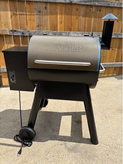 TRAEGER Pro series 22 pellet grill and smoker in bronze brand new  pickup only