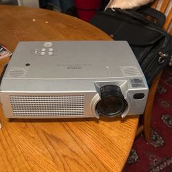 Hitachi CP-x380 LCD Projector