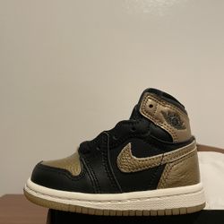 Jordan 1 Retro High OG (TD) – Black / Metallic Gold / Sail – Size 5C Brand New