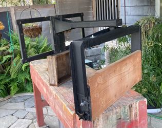 Heavy duty tv mount