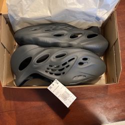 Yeezy Foam Runners: Carbon / Size 10 Men
