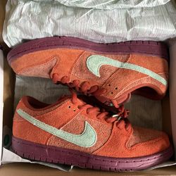 NIKE SB DUNK LOW PRO PRM MYSTIC RED/ EMERALD RISE