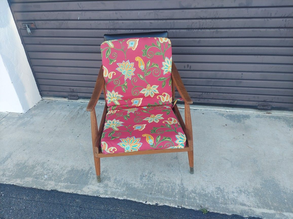 Mid Century Modern Lounge Chair.