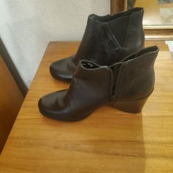 Cute New Ladies Black Leather Ankle High Boots 👢 Zips Up On Side Size 7