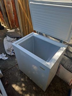 Chest freezer holiday 5cu ft 75$