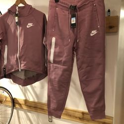 NIKE NWT Woman’s Fleece zip Outfit