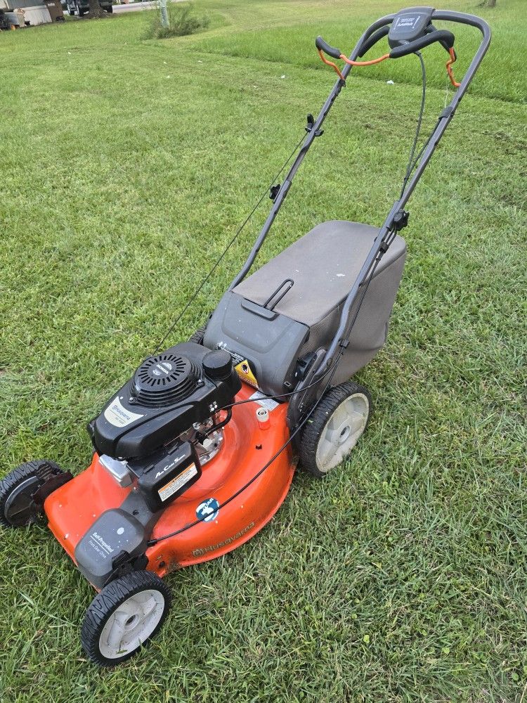 Husqvarna 22" Self-propelled Lawn Mower 
