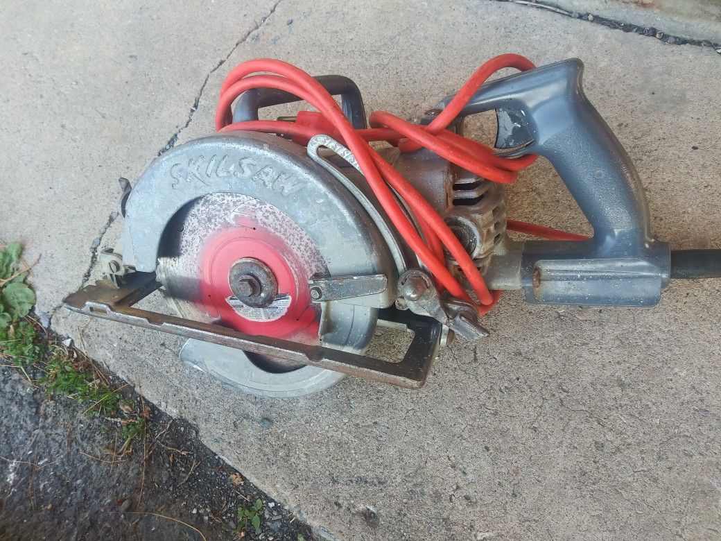 Skilsaw / cuts wood, concrete, tile / whatever you want!