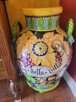ITALIAN URN