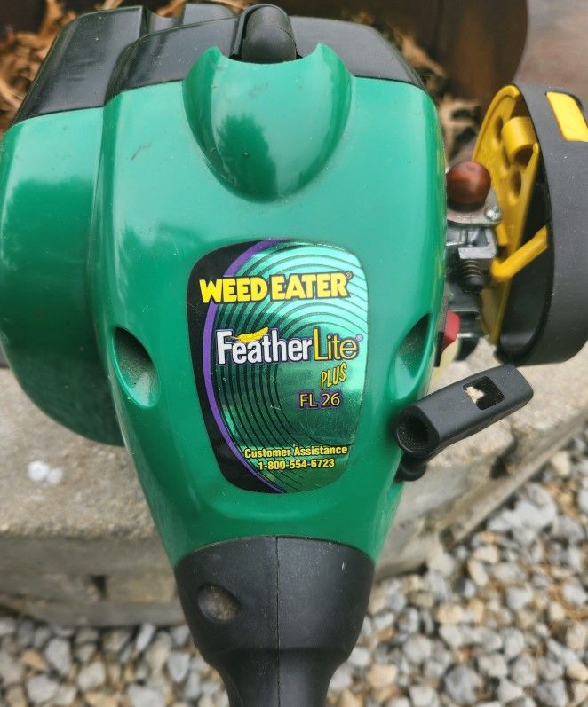 Weed Eater Featherlite Plus 21cc Gasoline Powered Weed Trimmer