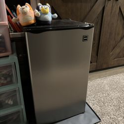 mini fridge 