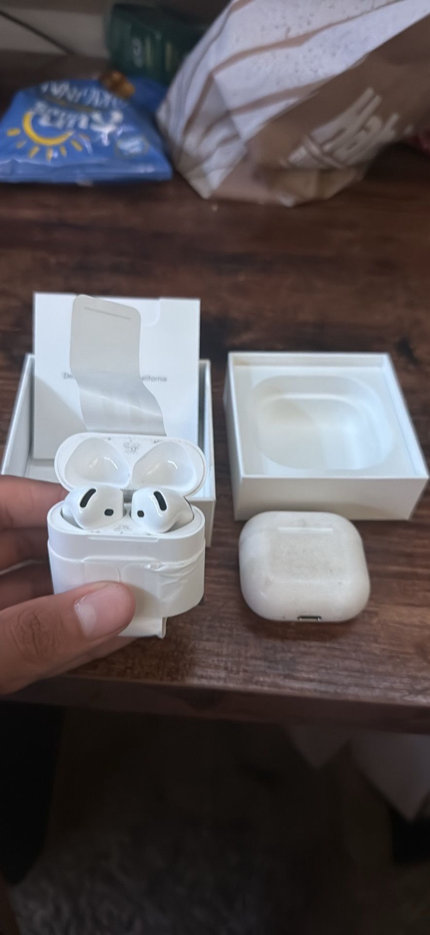 Airpod 4s in Box and Airpod Pros only one ear