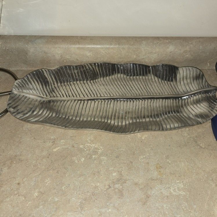 Metal Table Tray - Leaf Design