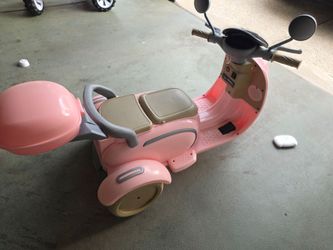 Kids  motor bike. Missing a nut to keep the wheels on. A