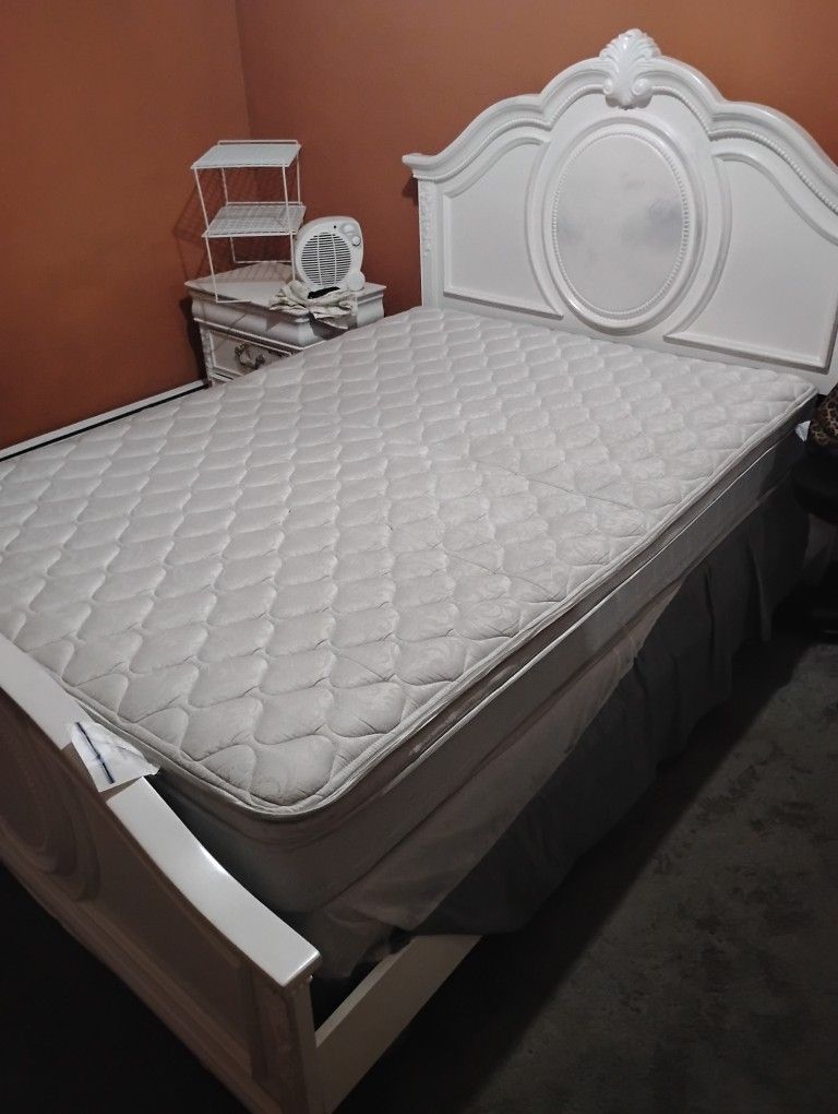 Bedding Set With Night Stand And Dresser