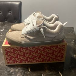 8.5 Vans Knu Skool Mono Rock