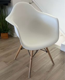 DAW pyramid dining arm chair