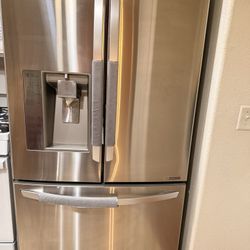 🧊 LG Refrigerator for Sale 🧊 Good opportunity for someone who can fix it