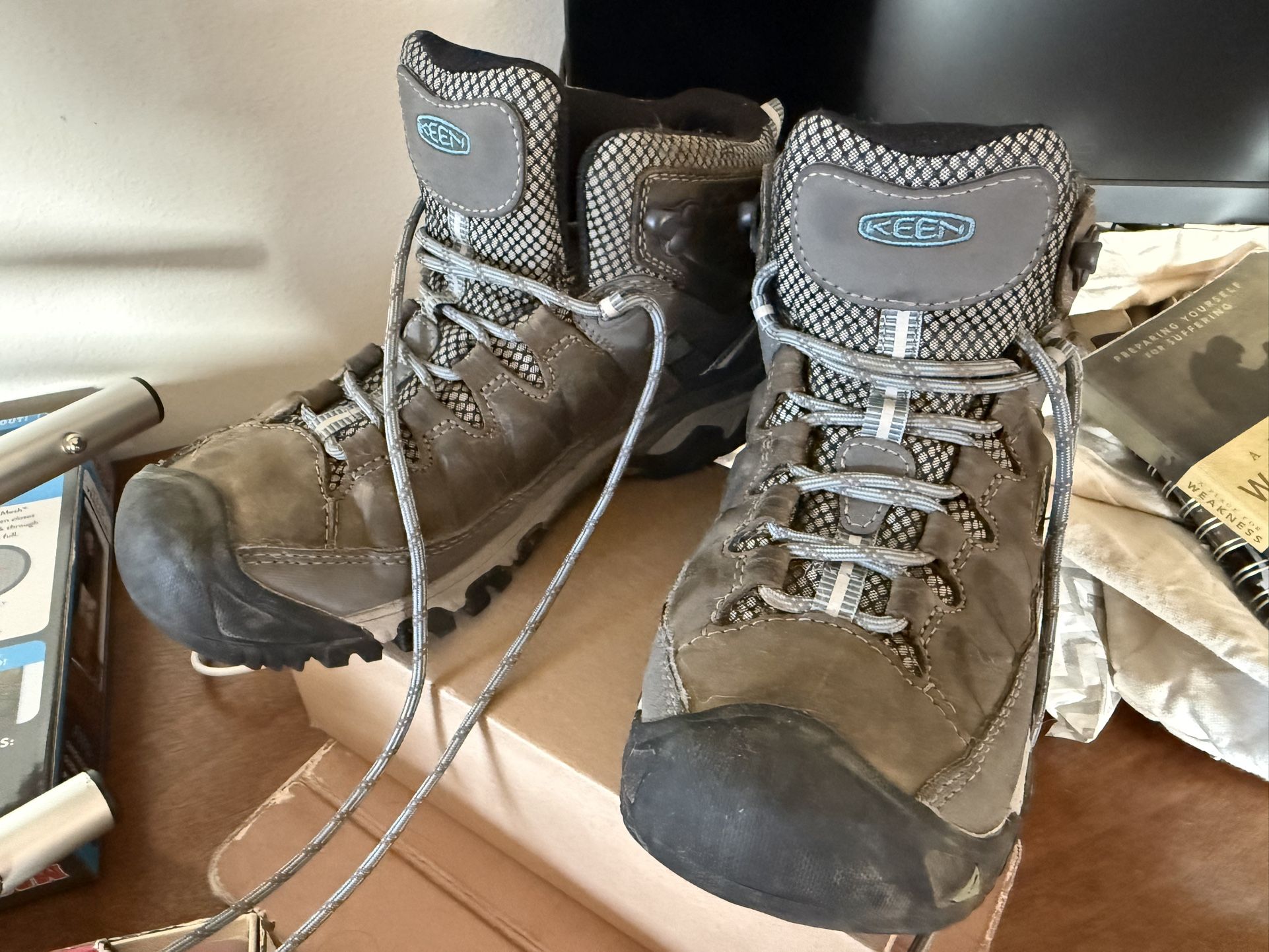 KEEN Hiking Boots 7.5 Size