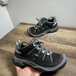 KEEN Women's Circadia Low Height Comfortable Waterproof Hiking Shoes Size 7.5