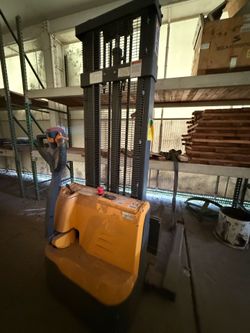 Full electric walker straddle stacker pallet lift