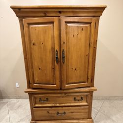 Gilbert Office Furniture - Must Pick Up 