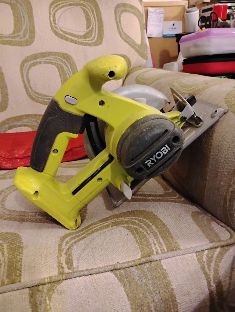 RYOBI ONE+ 18V Cordless 5 1/2 in. Circular Saw (PCL500)