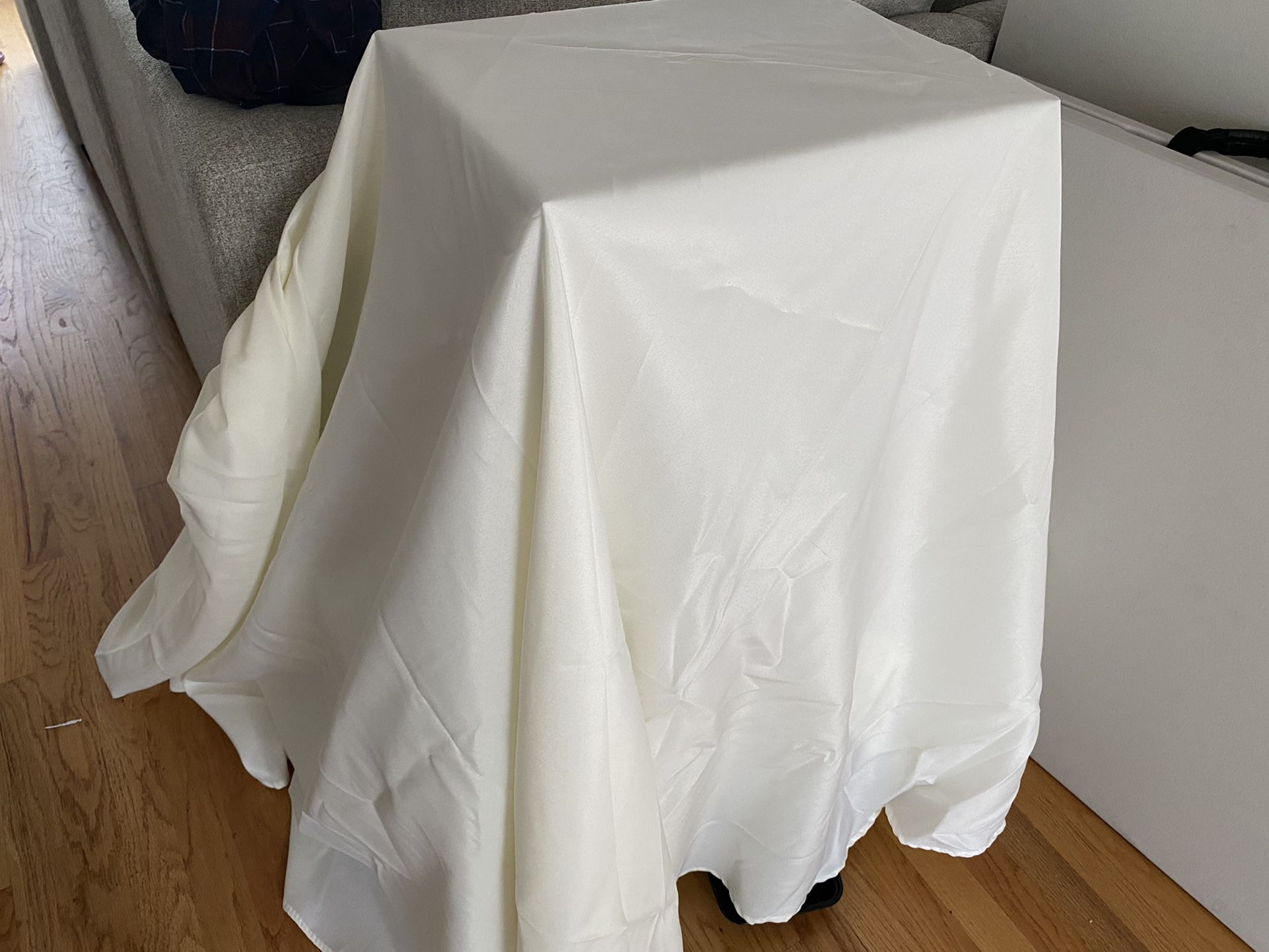 16 Ivory Round Tablecloths BRAND NEW 