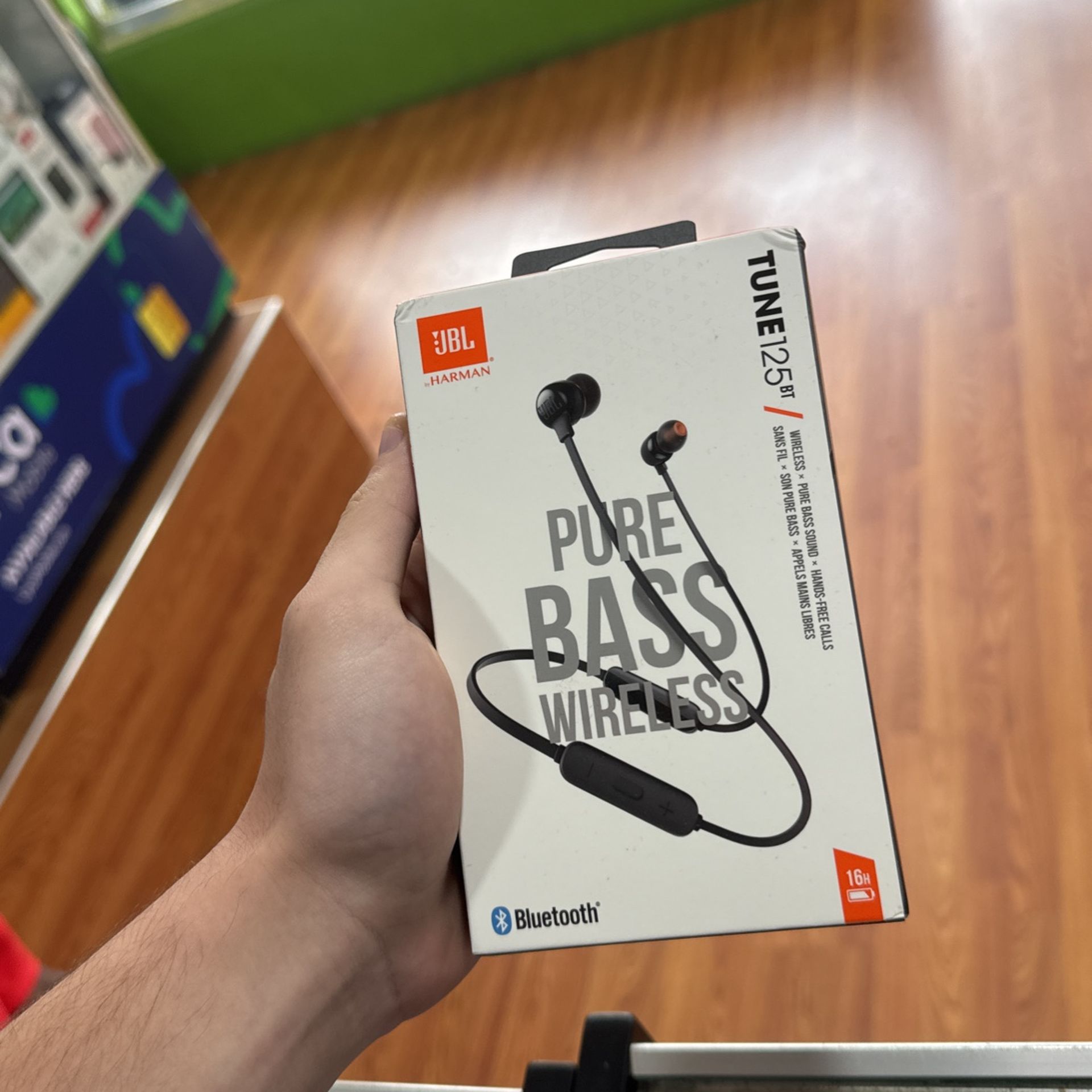 JBL TUNE125BT - Lifestyle Headphones - Wireless In-ear - with 3-button mic/remote, flat cable