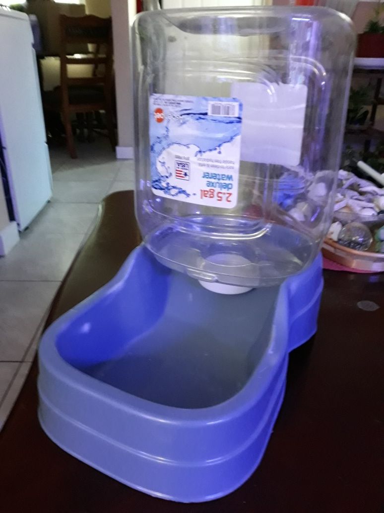 Dog water dispenser 2.5 gallon