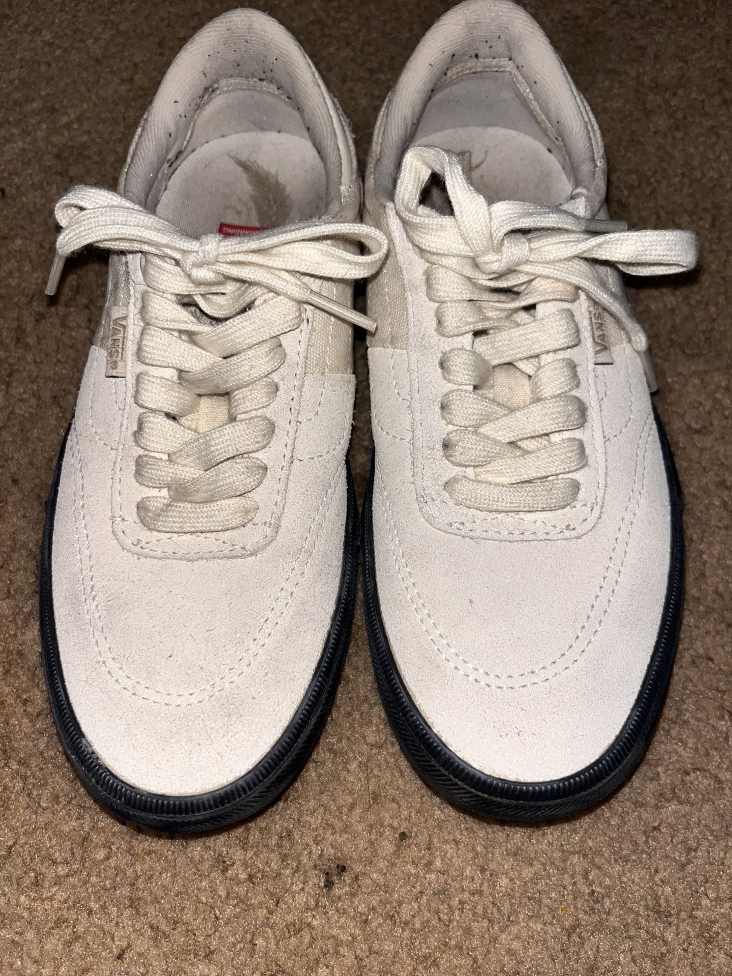 Skateboarding Dragon Vans, Creme and Black W6.5, M4.5