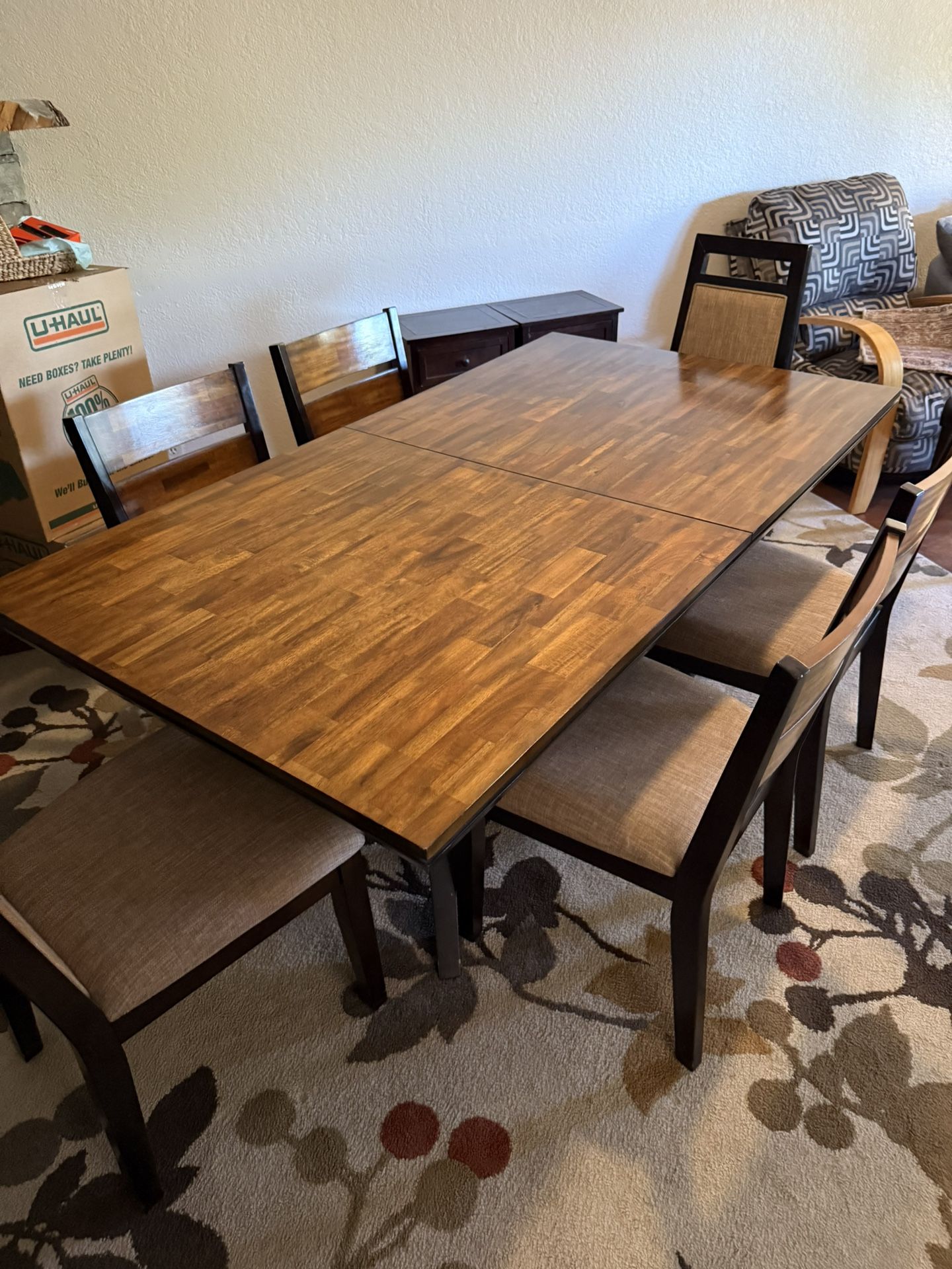 Dining Room Table w Chairs