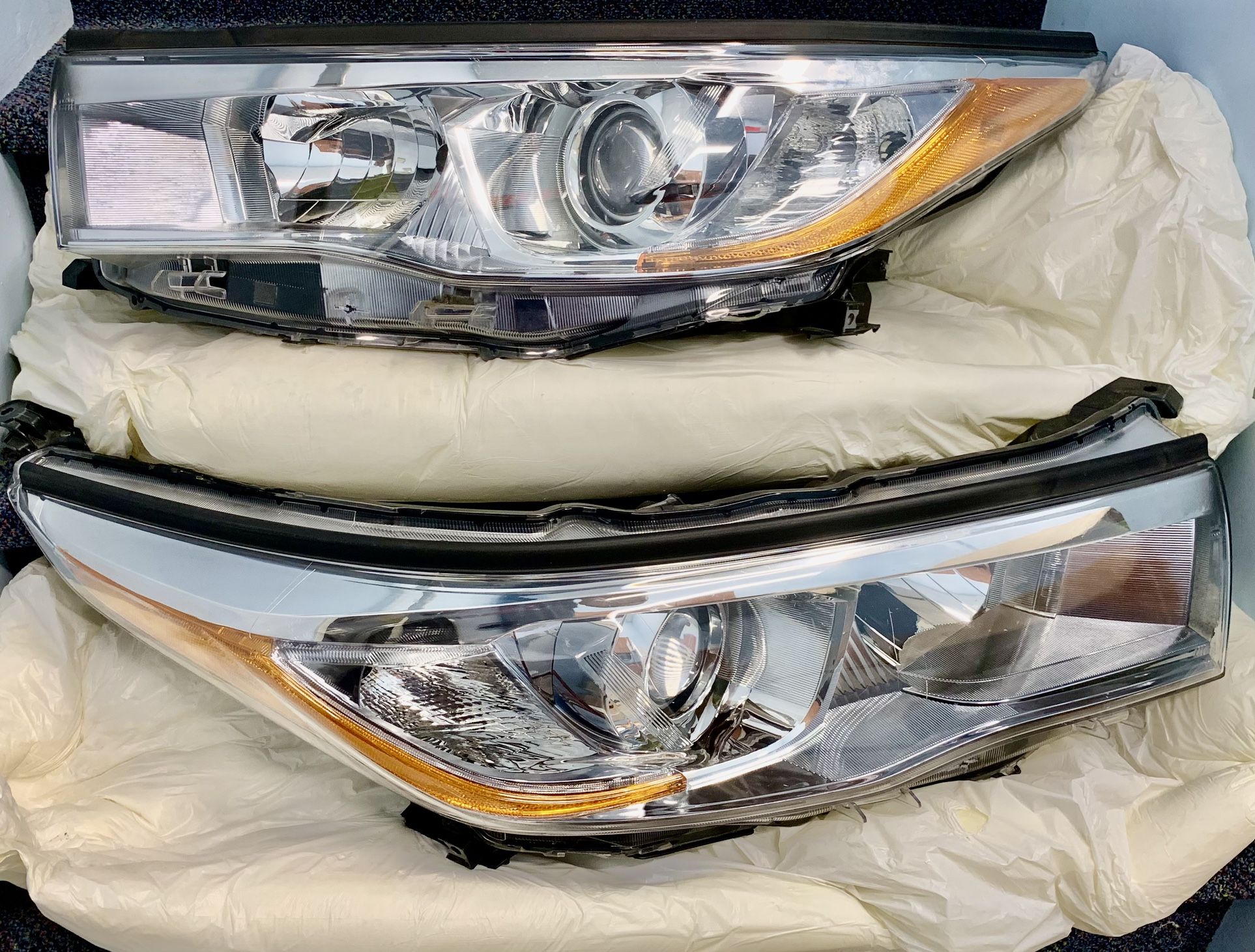 $225. Headlight Assembly -2016 Highlander LE