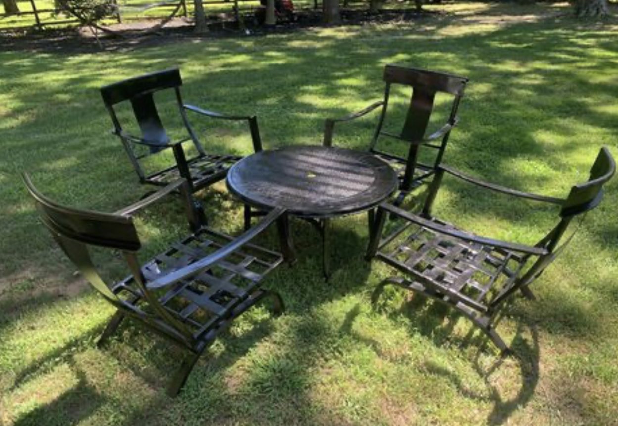 Beautiful Aluminum Conversation Set Table And 4 Chairs W/ Cushions 