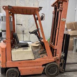 Forklift 