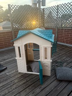 Kids play house