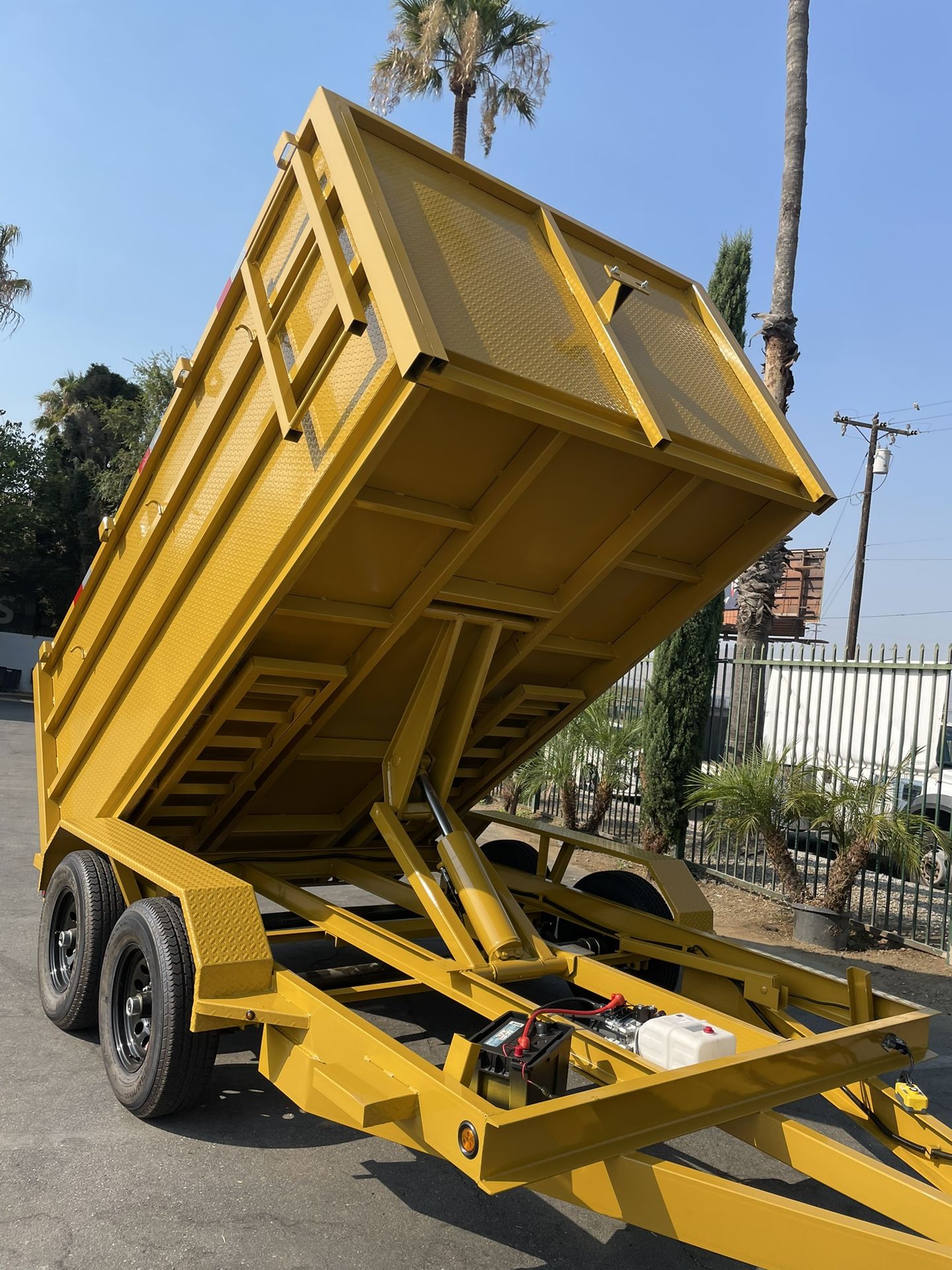 Scissor Lift Dump Trailer