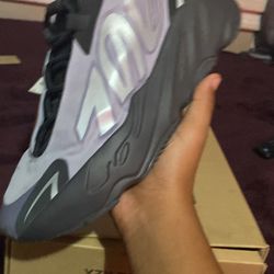 YEEZY 700 GEODE SIZE 8.5