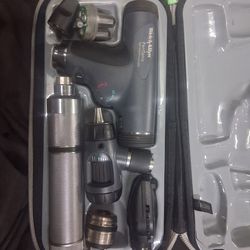 Welch allynpan ophthatmoscope and macre view otoscope diagnostic set