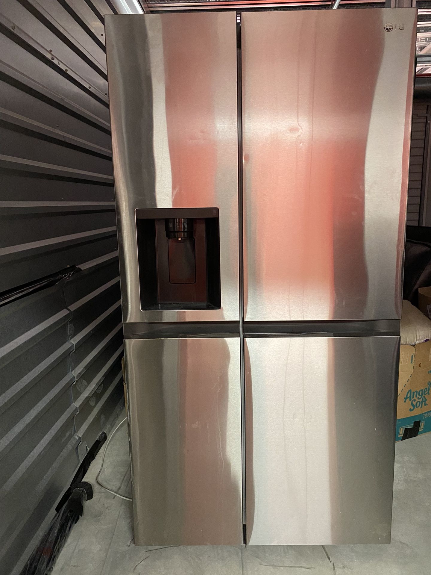 L G   Ice Maker/ Water.    Refrigerator 