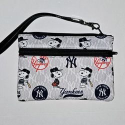 SNOOPY NEW YORK YANKEES CLUTCH BAG WALLET WITH DETACHABLE WRIST STRAP 